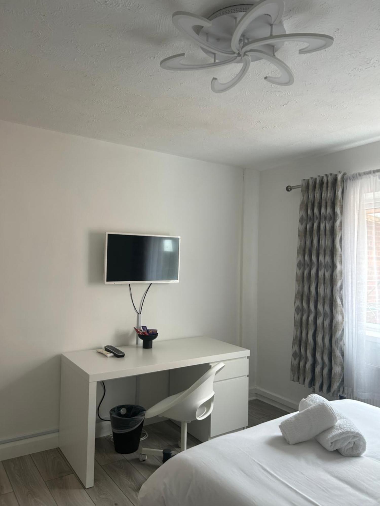 No6 Overnight Stays Free Onsite Parking Hindlip 外观 照片