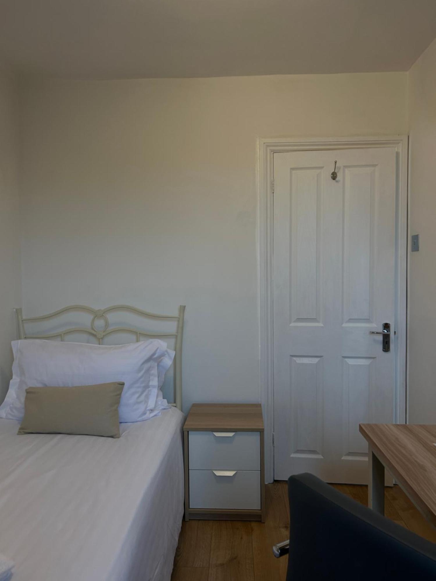 No6 Overnight Stays Free Onsite Parking Hindlip 外观 照片